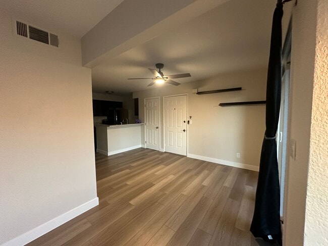 Building Photo - Amazing city views  2 bed 1 bath upstairs ...