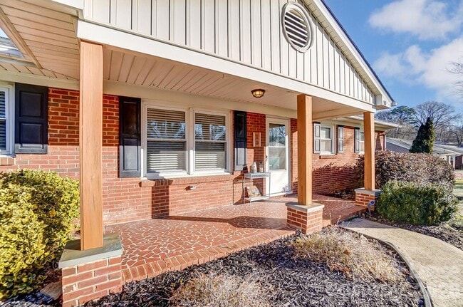 Building Photo - 10 Spruce Pine Dr