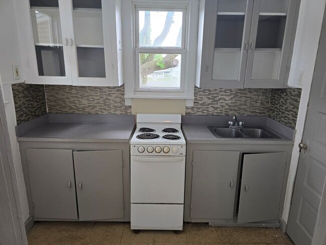 Building Photo - Nice studio Apartment