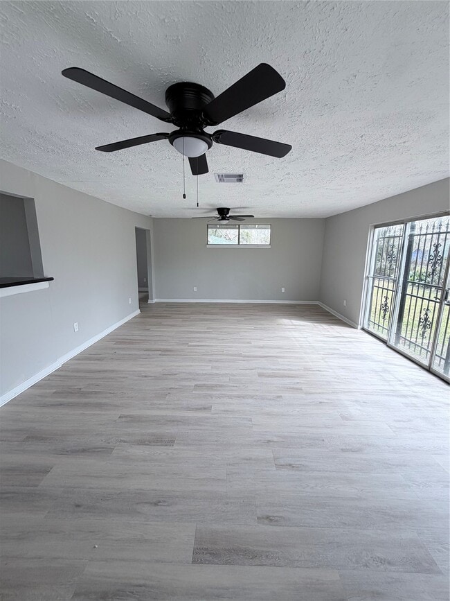 Building Photo - 5902 Willow Glen Dr