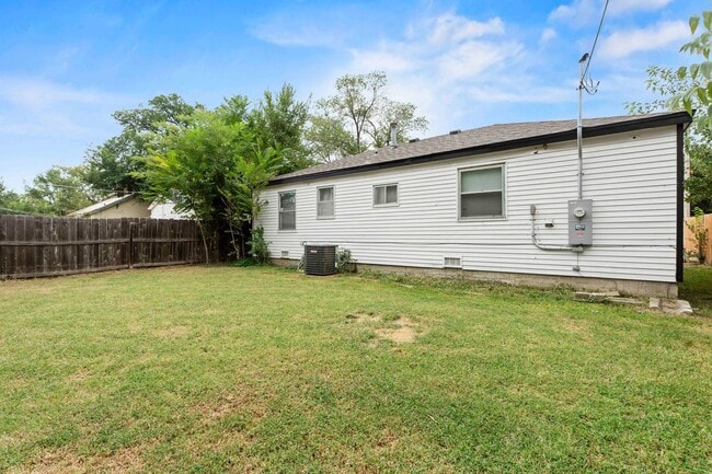 Building Photo - 1616 E Funston St