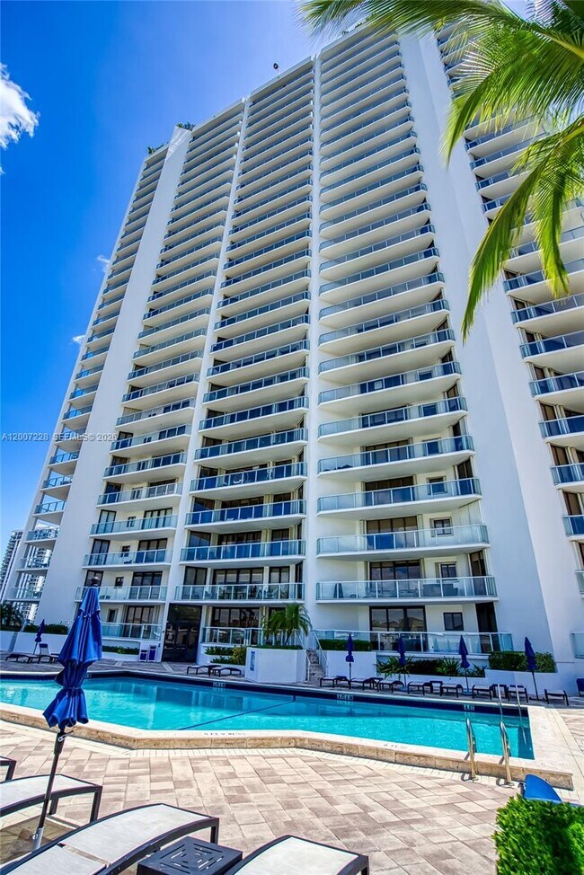 Building Photo - 19500 Turnberry Way