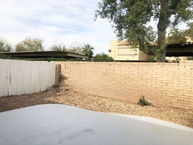 Building Photo - Remodeled 2 bedroom / 2 Full Bath