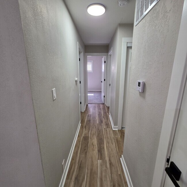 Building Photo - Beautiful 4 bedrooms and 2 full baths home located on E 113th St in Kansas City, MO