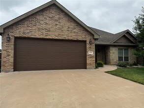 Building Photo - 250 Southlake Dr