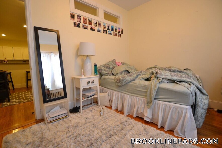 Building Photo - 324 St Paul St