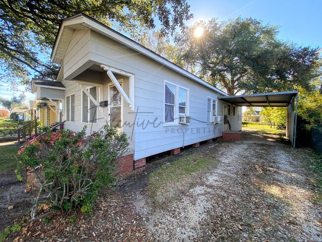 Building Photo - Modern Upgrades + Classic Charm – 2BR Dupl...