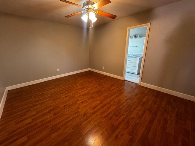 Building Photo - Home near UNM.