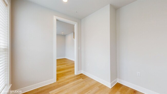 Building Photo - 314 E Lake St