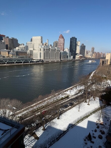 Building Photo - 455 Main St