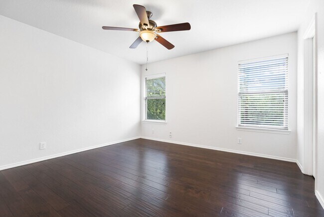 Building Photo - 3 Bedroom2.5 Bath The Plaza Subdivision