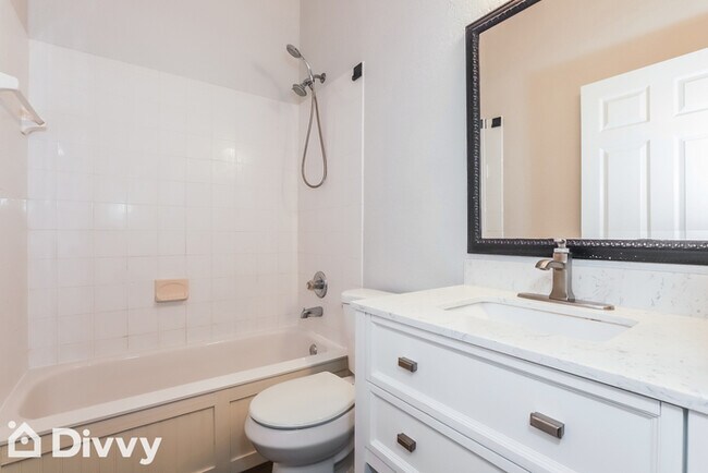 Building Photo - 3801 Country Bend E