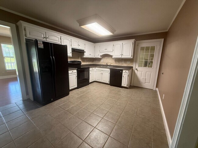 Building Photo - 4bd 3b off N Lee Hwy!