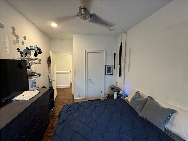 Building Photo - 5707 Schuler St