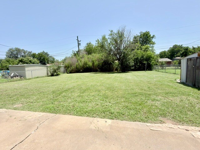 Building Photo - 5810 NW Oak Ave