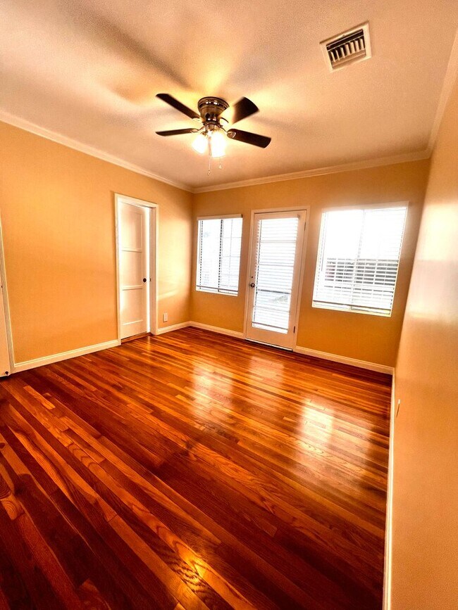 Building Photo - Single Family. 3-bed Home - Desireable Neighborhood!