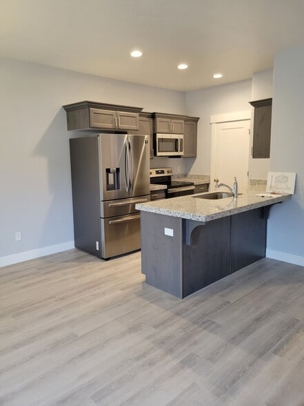 Building Photo - 4895 E Lk Cor Dr