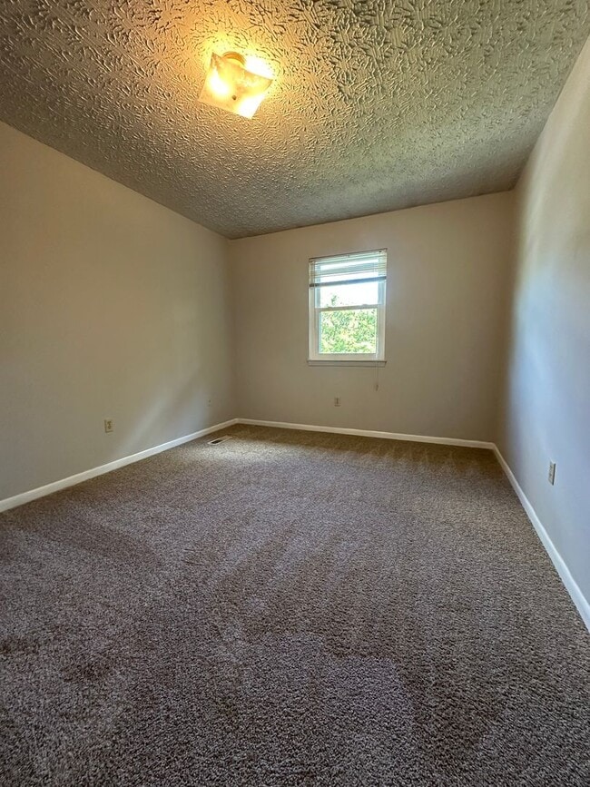 Building Photo - 2 Bedrooms 1.5 baths Townhouse, Kingsport TN