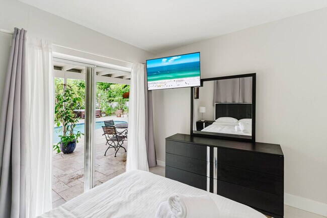 Building Photo - 4017 Monroe St