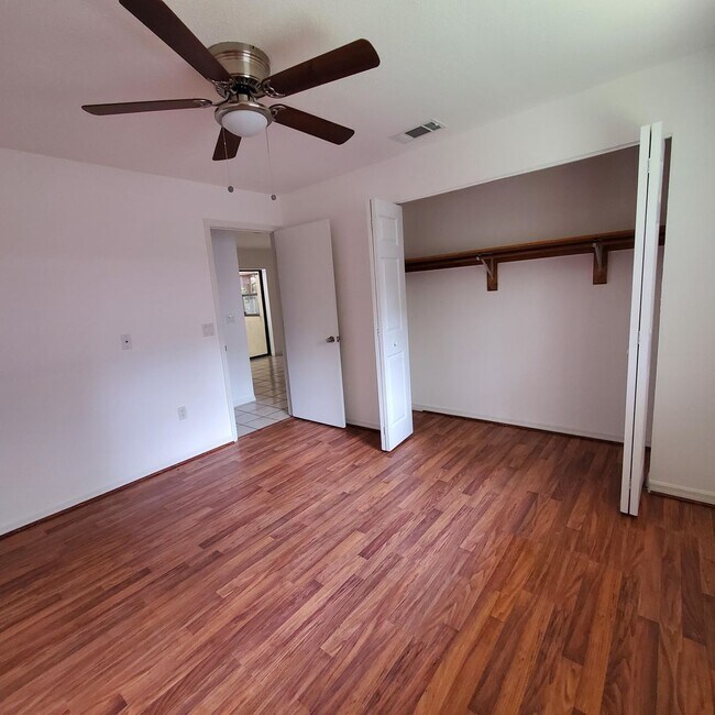 Building Photo - Location, convenience, comfort. This 4 bedroom plus den, 2 bath has it all!