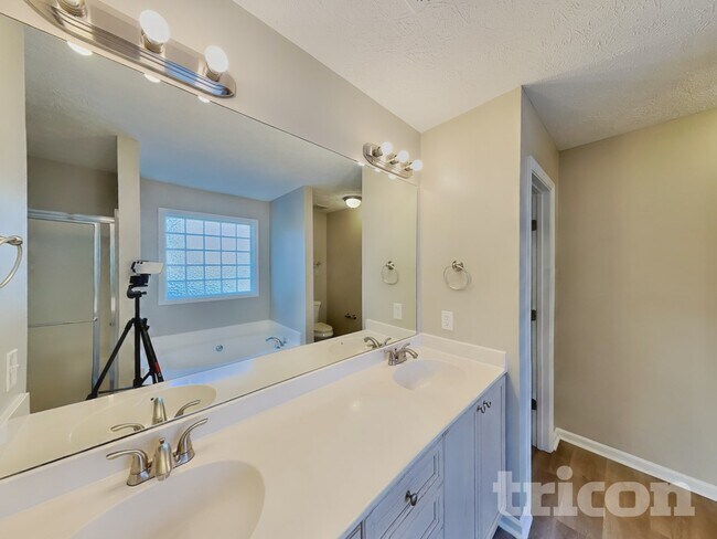 Building Photo - 1029 Chesire Way