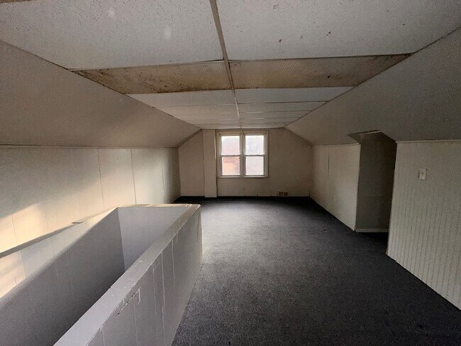 Building Photo - Stunning 3 Bedroom Brick Bungalow on Eastside of Detroit, Move in ready!