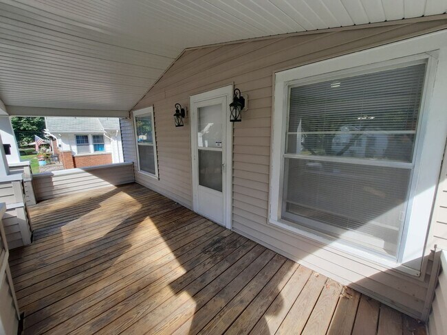 Building Photo - 2 Bedroom, 1 Bathroom home with hardwood!