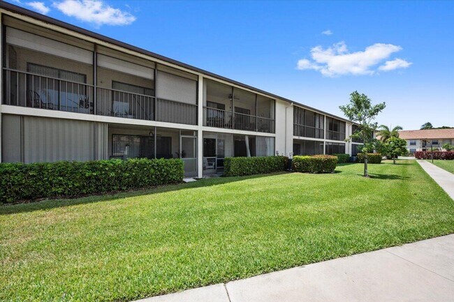 Building Photo - 302 Pinecrest Cir
