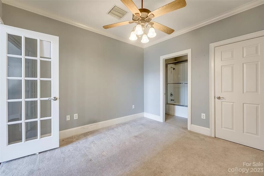 Building Photo - 127 N Tryon St