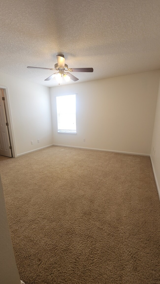 Building Photo - Lovely 2 bedroom move-in ready condo located in The Gables community!