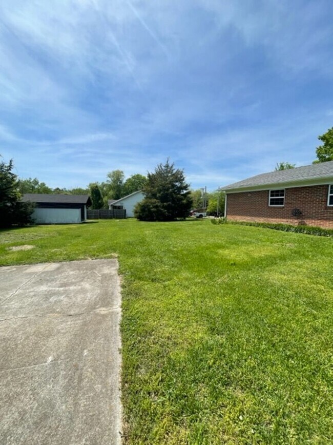 Building Photo - Maryville 37801 - 3 bedroom, 1.5 bath home - Contact Debra Johnson (865) 591-8281