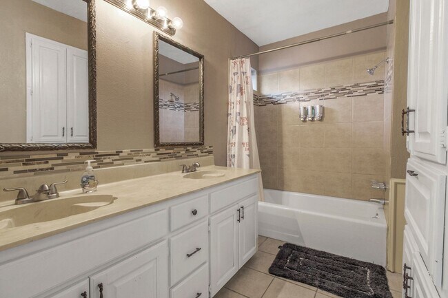 Building Photo - 2425 Lakeview Cir
