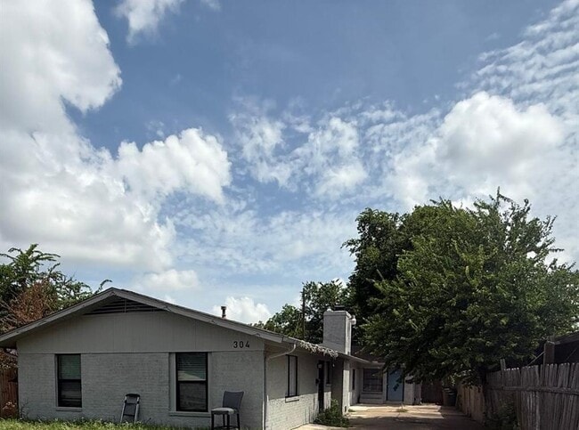 Building Photo - 304 John N Garner Cir