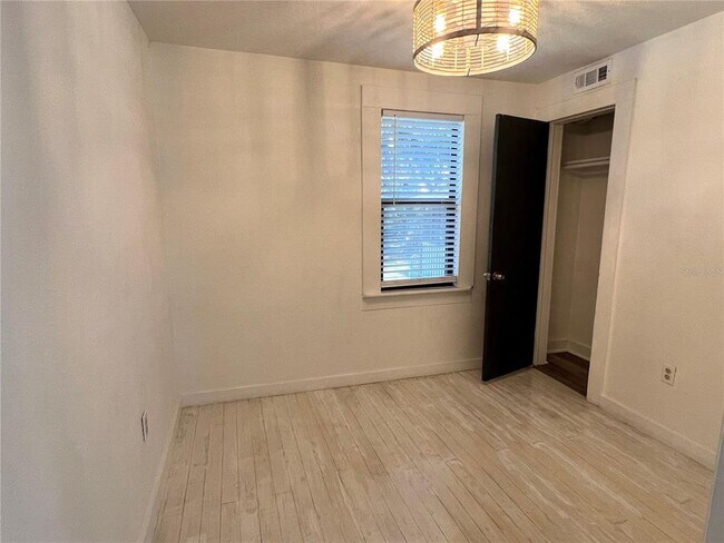 Building Photo - 1314 1/2 E Gore St