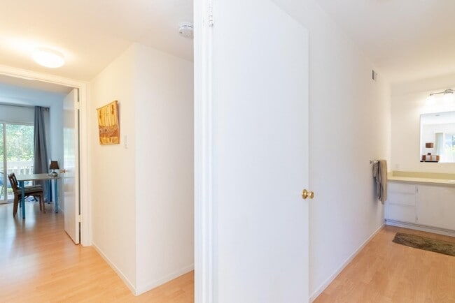 Building Photo - 675 Sharon Park Dr