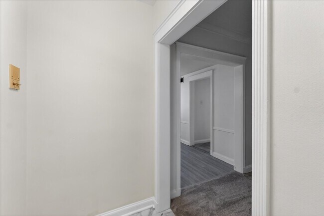 Building Photo - 923 S Hanley Rd