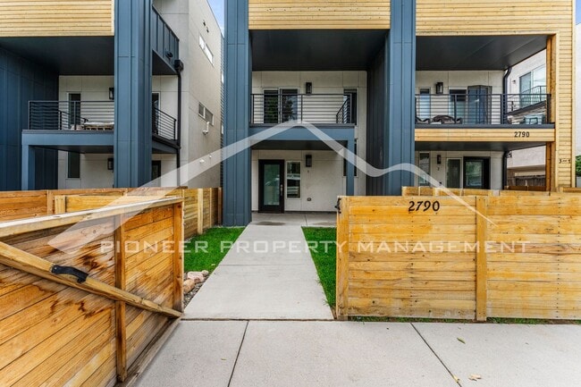 Building Photo - Spacious Townhouse with Washer/Dryer and G...