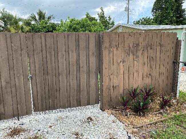 Building Photo - Excellent 2/1 Duplex in Desirable Area
