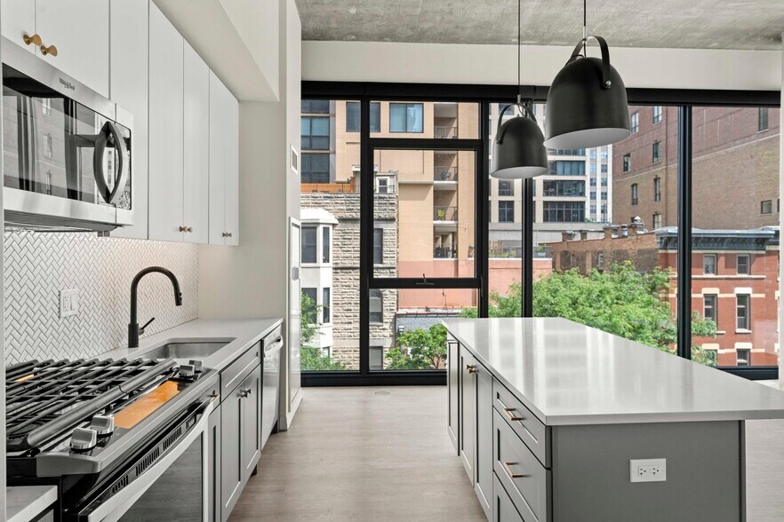 Building Photo - 129 W Huron St