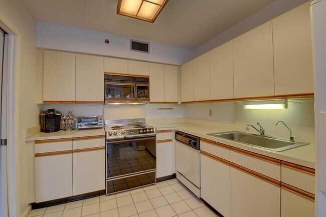 Building Photo - 7194 Promenade Dr