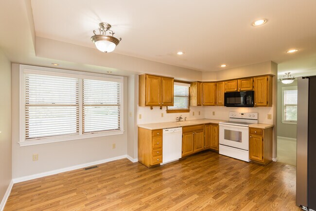 Building Photo - 5558 Parker Hill Ln