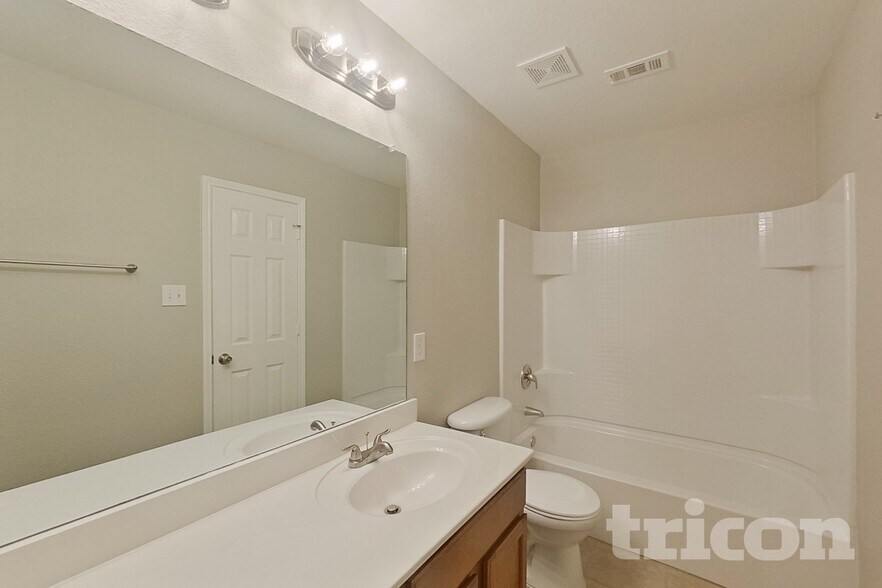 Building Photo - 429 Sandy Creek Dr