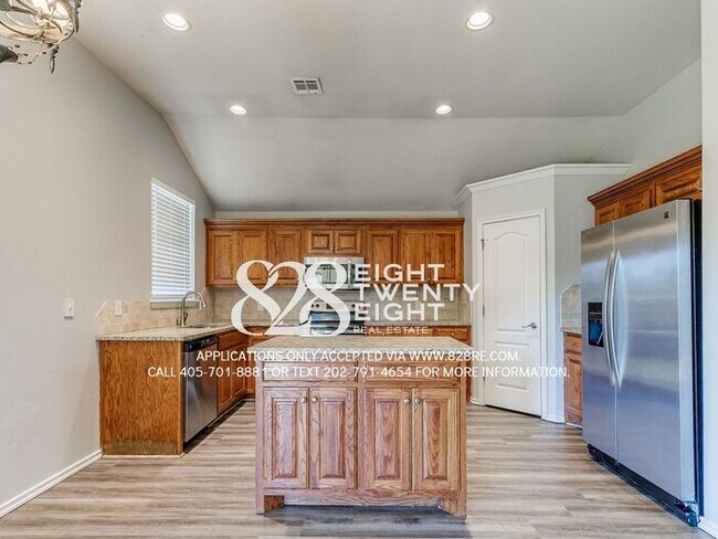 Building Photo - Lovely 3 Bed/2 Bath/2 Car Garage Single Fa...