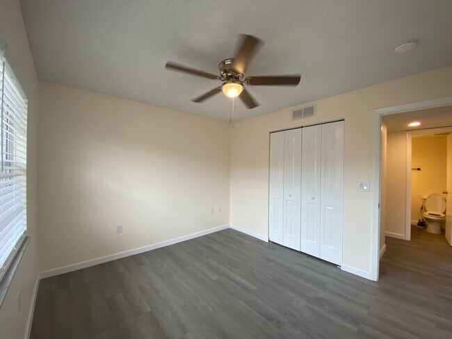 Building Photo - NEWLY RENOVATED 2 BED 2 BATH CONDO NEAR UC...