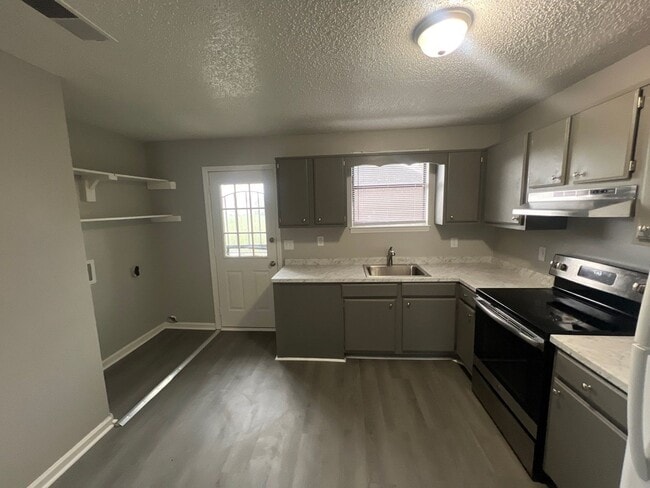 Building Photo - 2 Bedroom, 1 bath, 1 Story Duplex