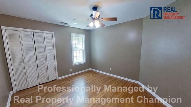 Building Photo - Charming home with open floor plan, vaulted ceilings and spacious backyard