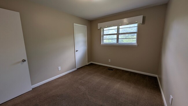Building Photo - Traditional Brick Ranch Home for Lease | 3...