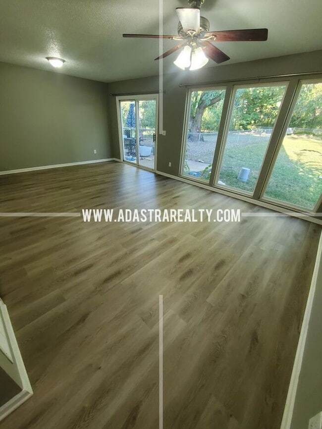 Building Photo - Spacious Duplex in the Heart of Olathe-Ava...