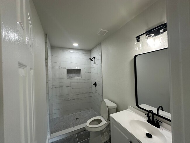 Building Photo - 714 Malibu Dr