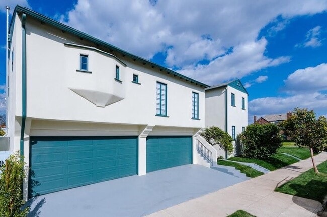 Building Photo - 5261 San Vicente Blvd